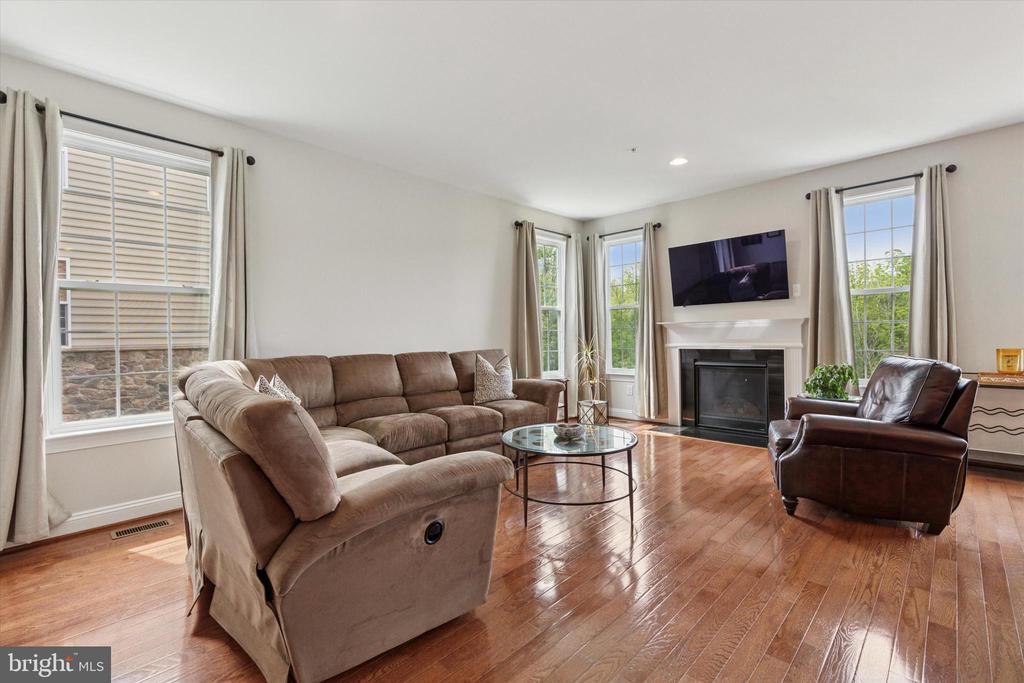 3194 BROOKSIDE DRIVE