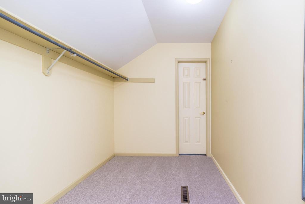 905 DEERFIELD LANE