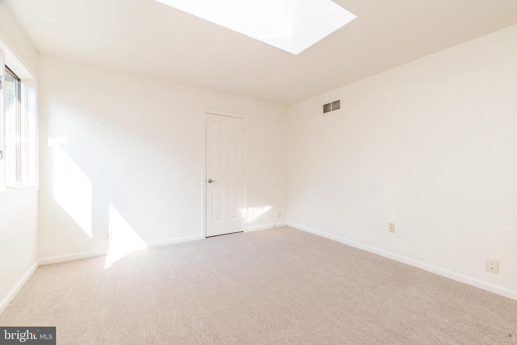 905 DEERFIELD LANE