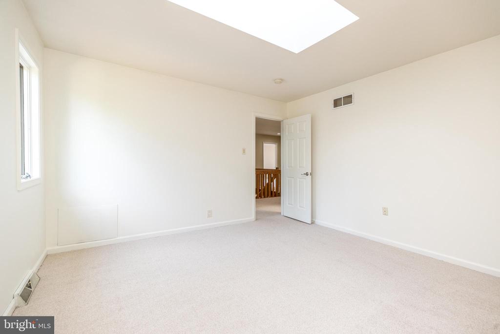 905 DEERFIELD LANE