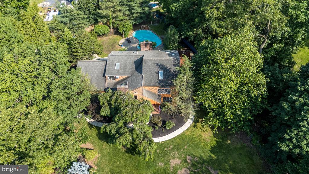 905 DEERFIELD LANE