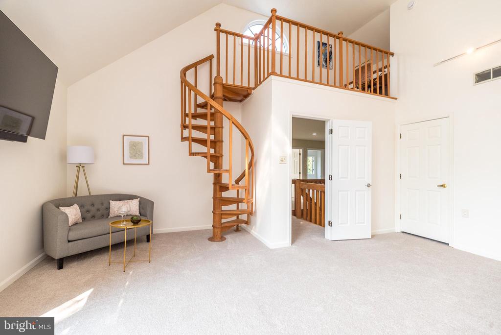 905 DEERFIELD LANE