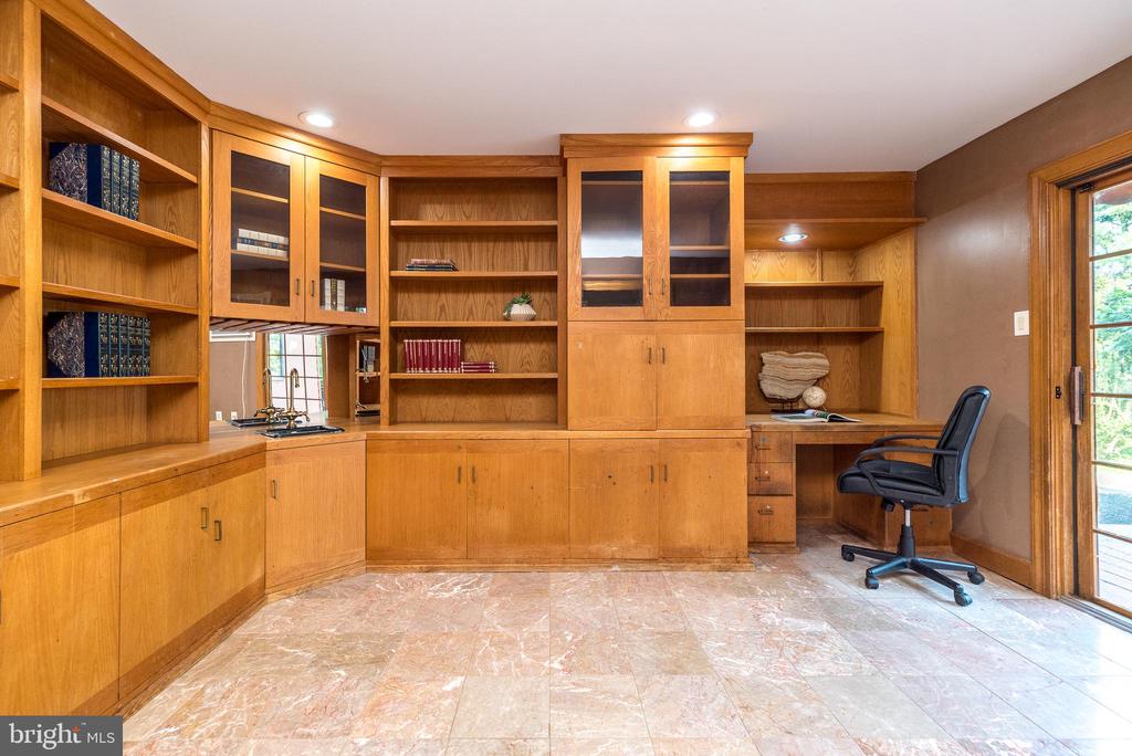 905 DEERFIELD LANE