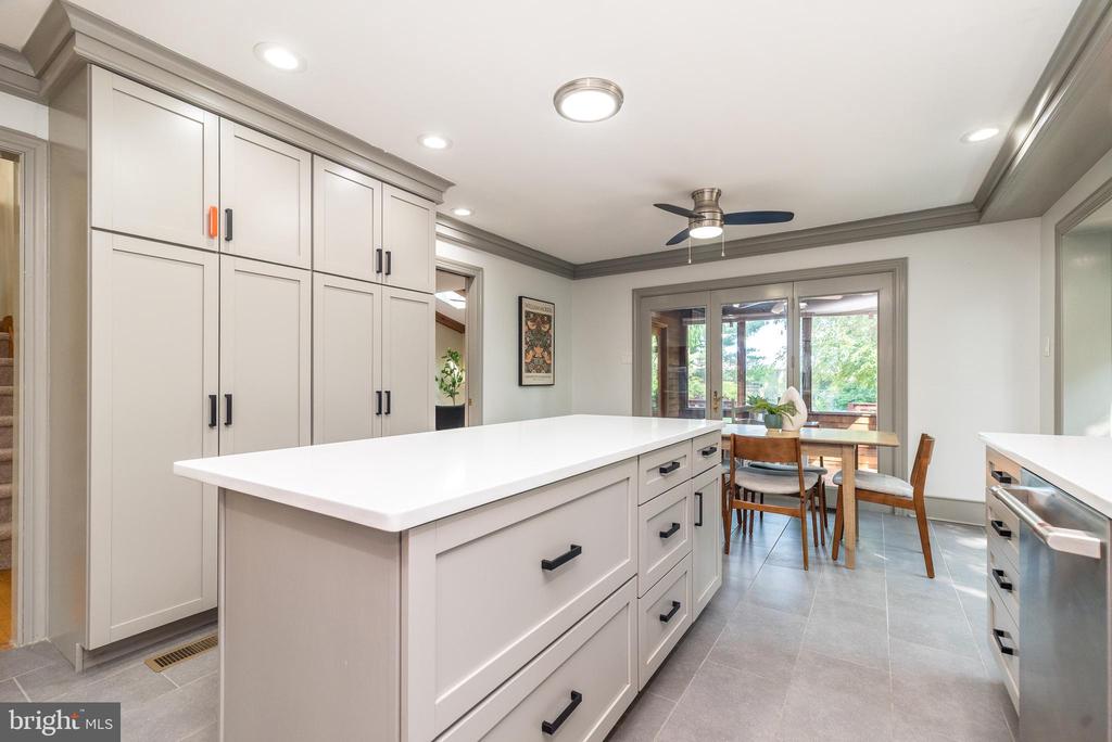 905 DEERFIELD LANE