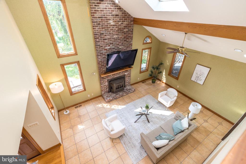 905 DEERFIELD LANE