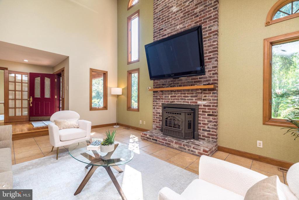 905 DEERFIELD LANE