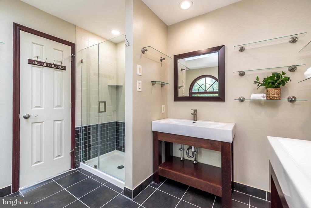905 DEERFIELD LANE