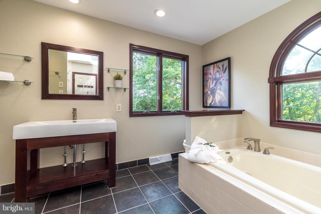 905 DEERFIELD LANE