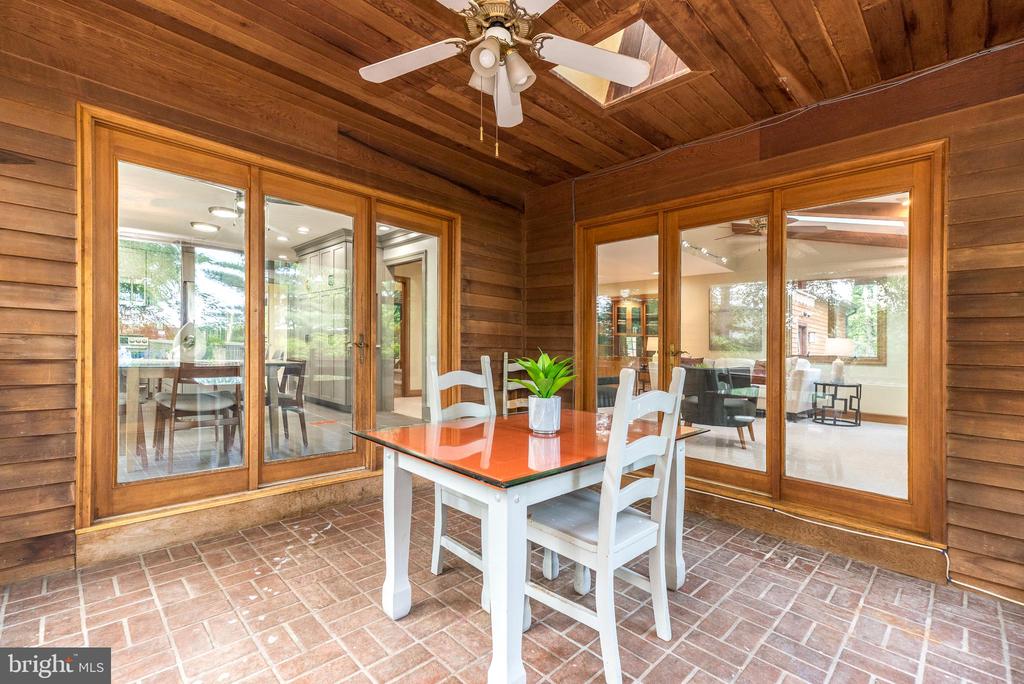 905 DEERFIELD LANE