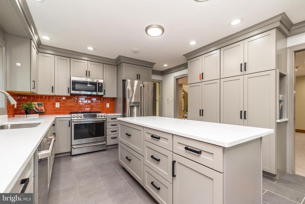 905 DEERFIELD LANE