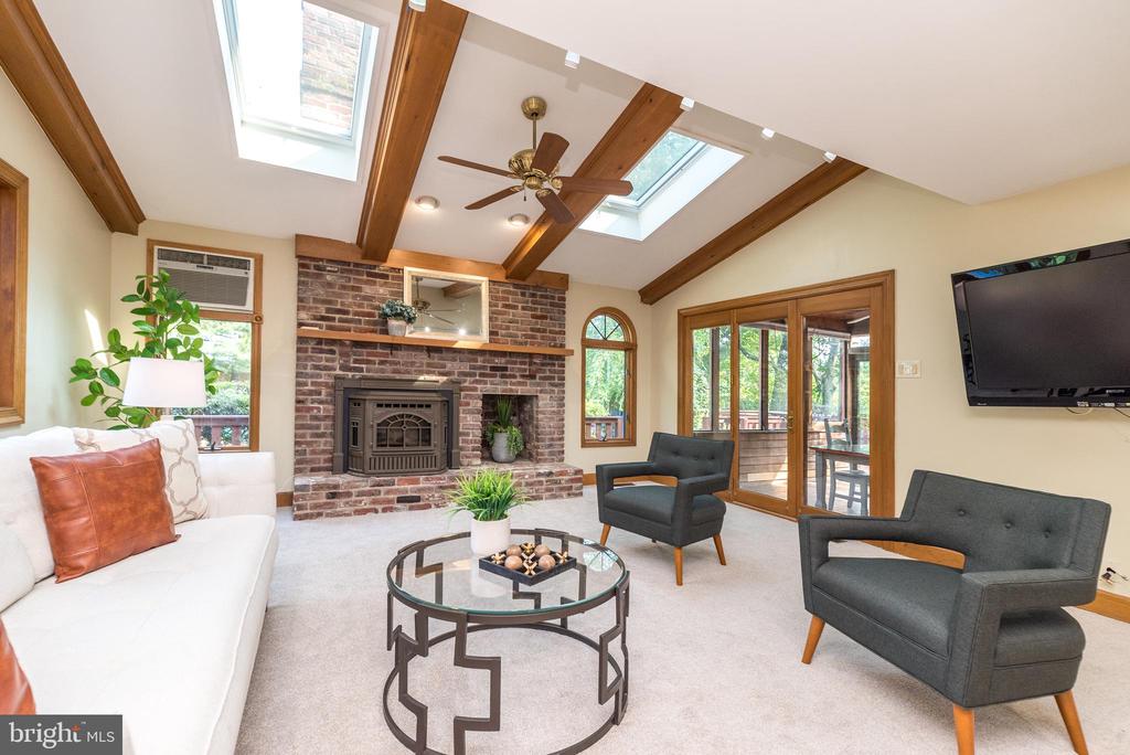905 DEERFIELD LANE