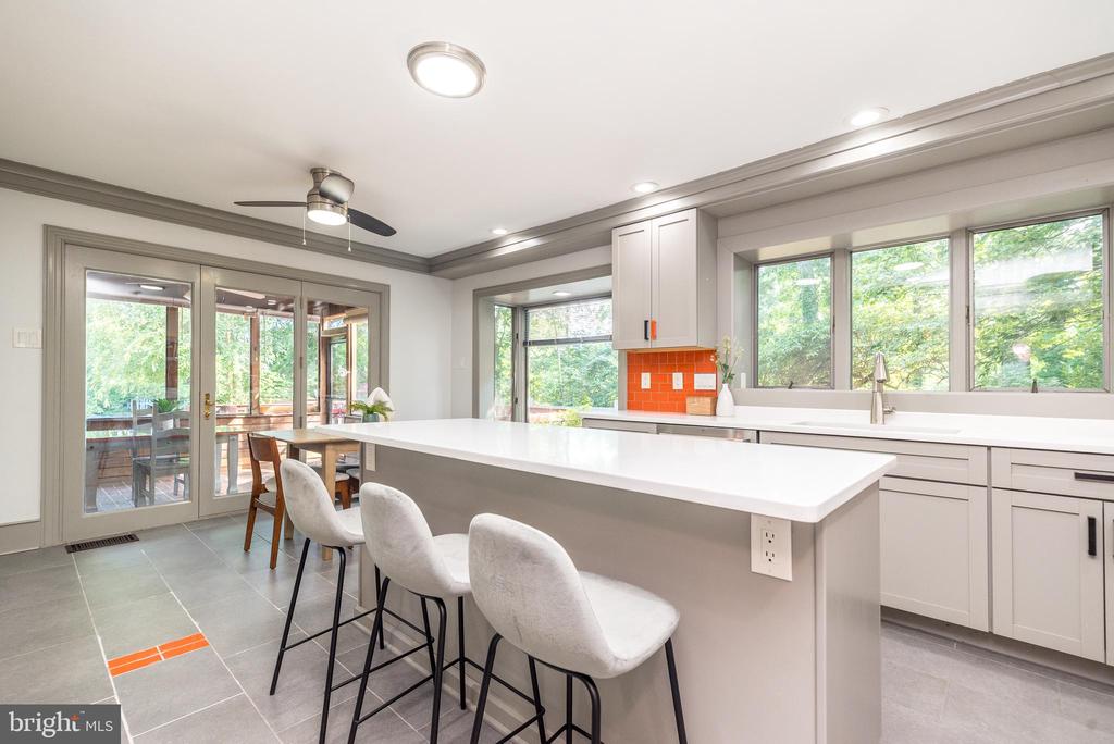 905 DEERFIELD LANE