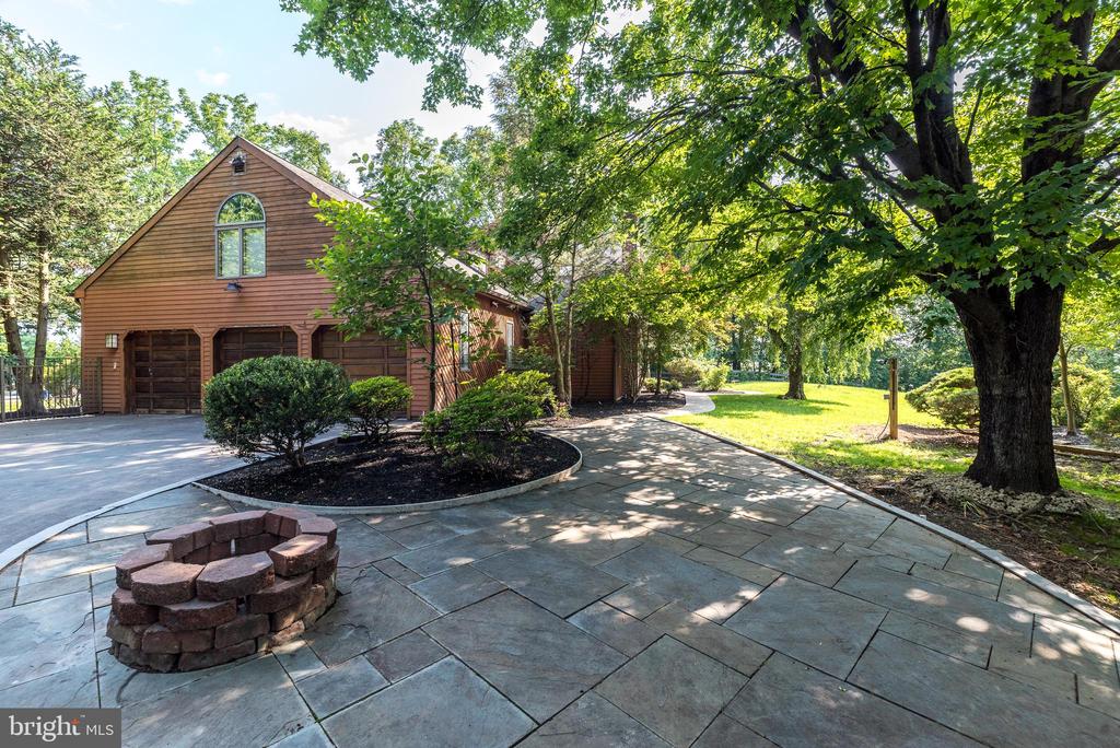 905 DEERFIELD LANE