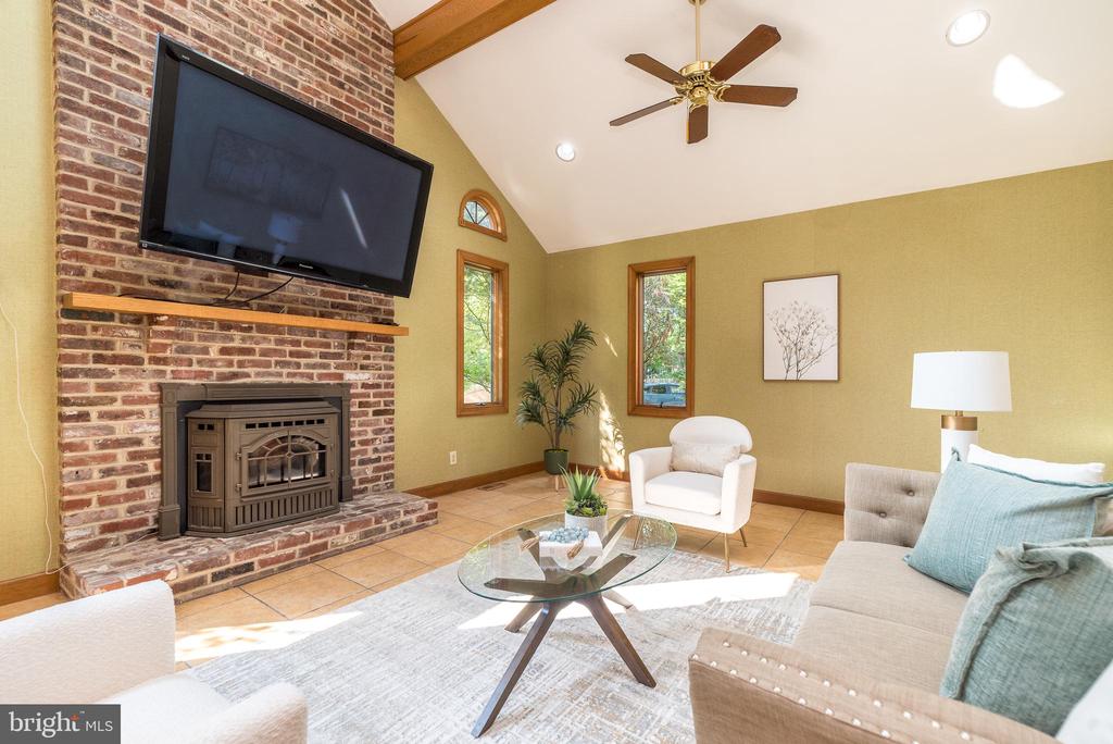 905 DEERFIELD LANE