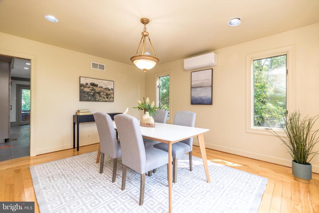905 DEERFIELD LANE