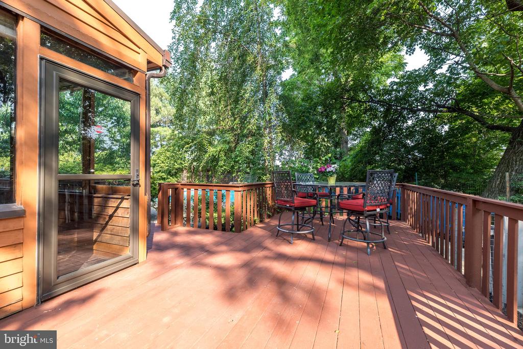 905 DEERFIELD LANE