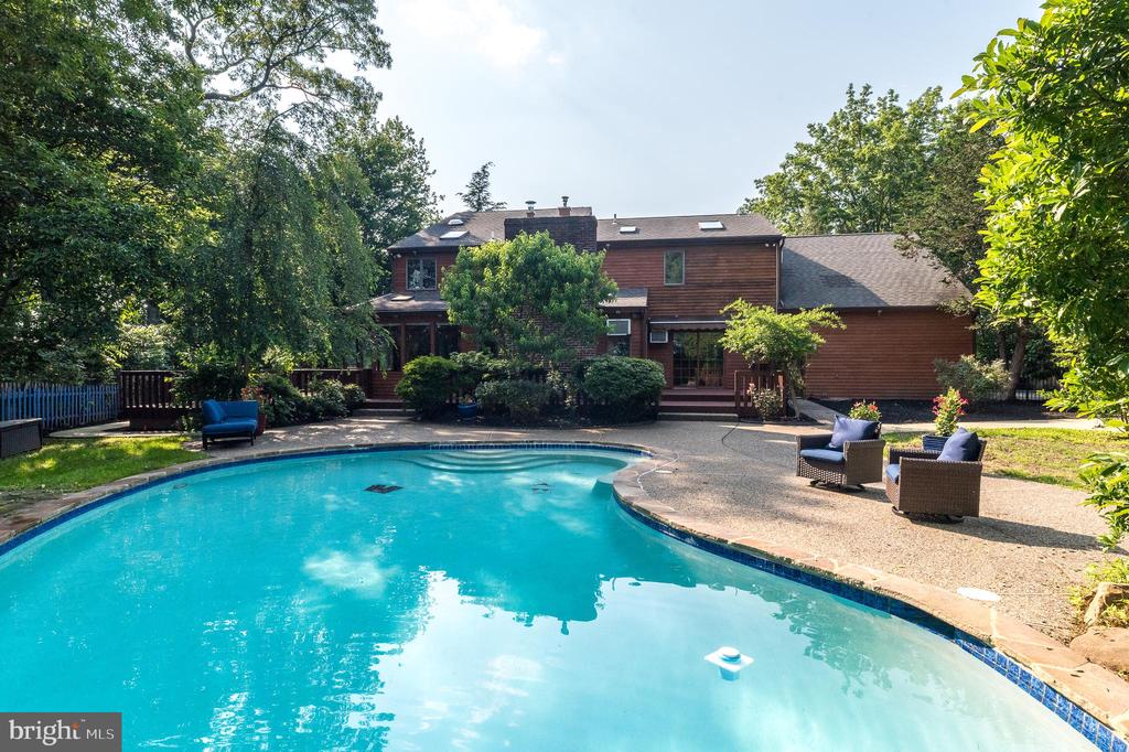 905 DEERFIELD LANE