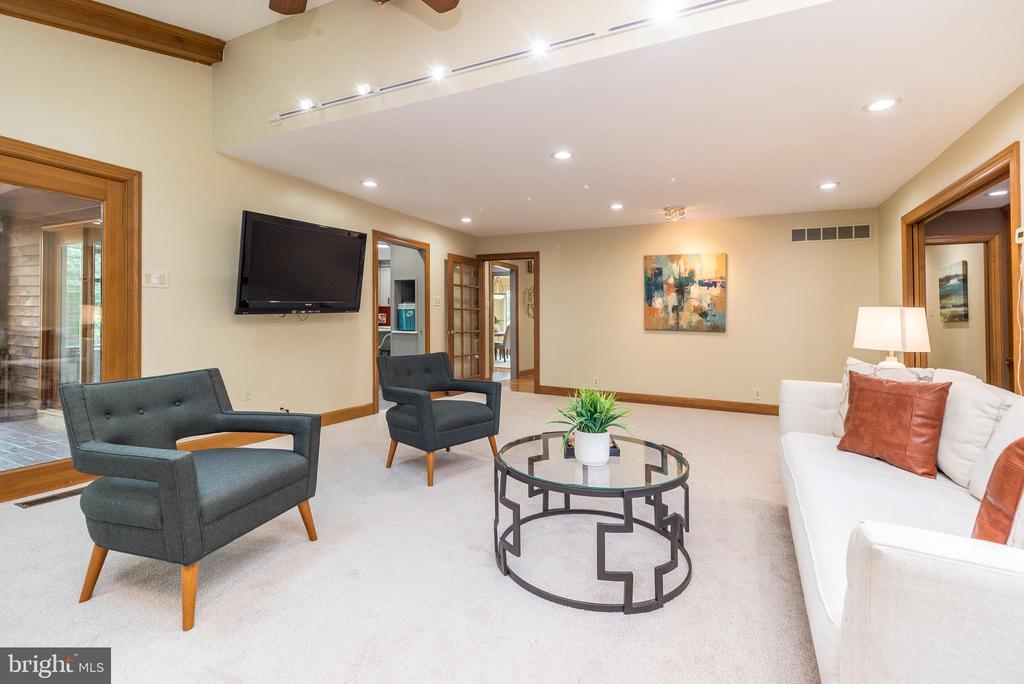 905 DEERFIELD LANE