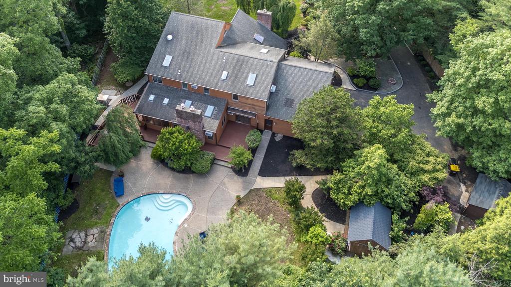 905 DEERFIELD LANE