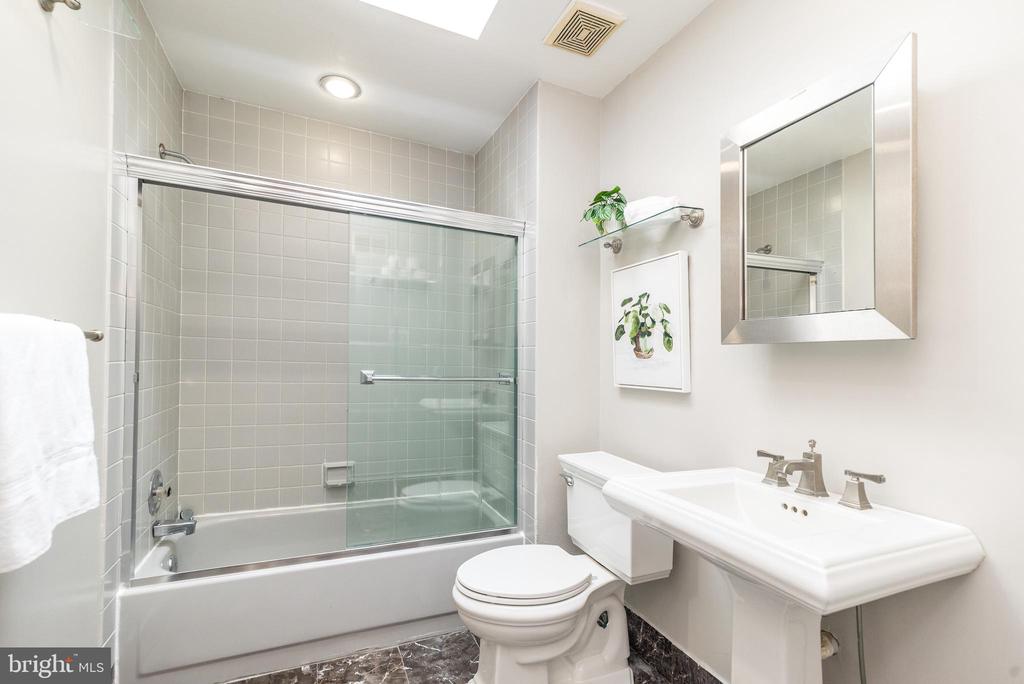 905 DEERFIELD LANE