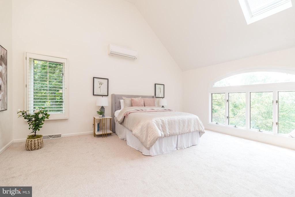 905 DEERFIELD LANE