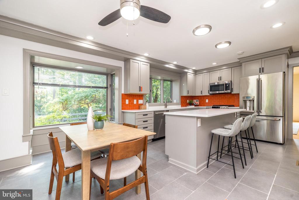 905 DEERFIELD LANE