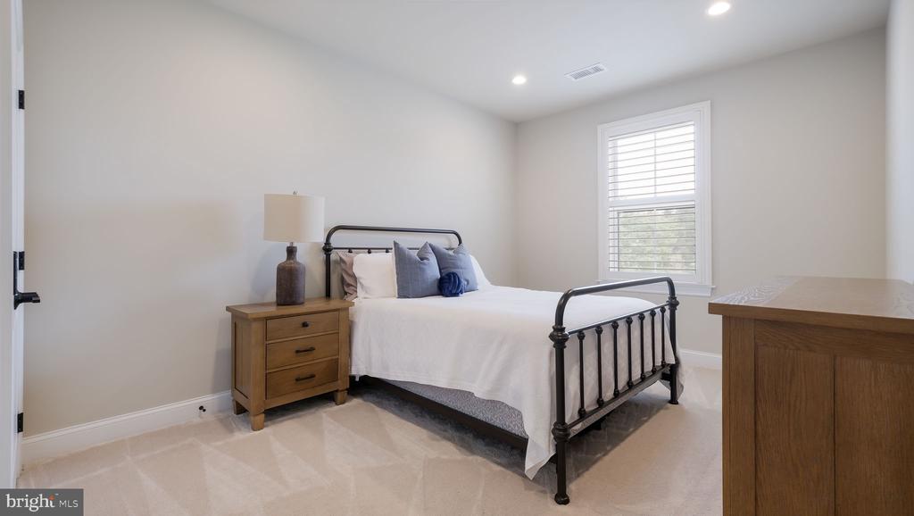 3302 APPLEWOOD COURT