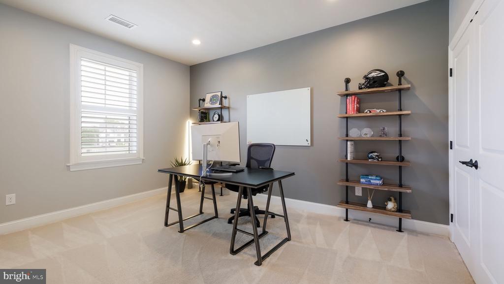 3302 APPLEWOOD COURT