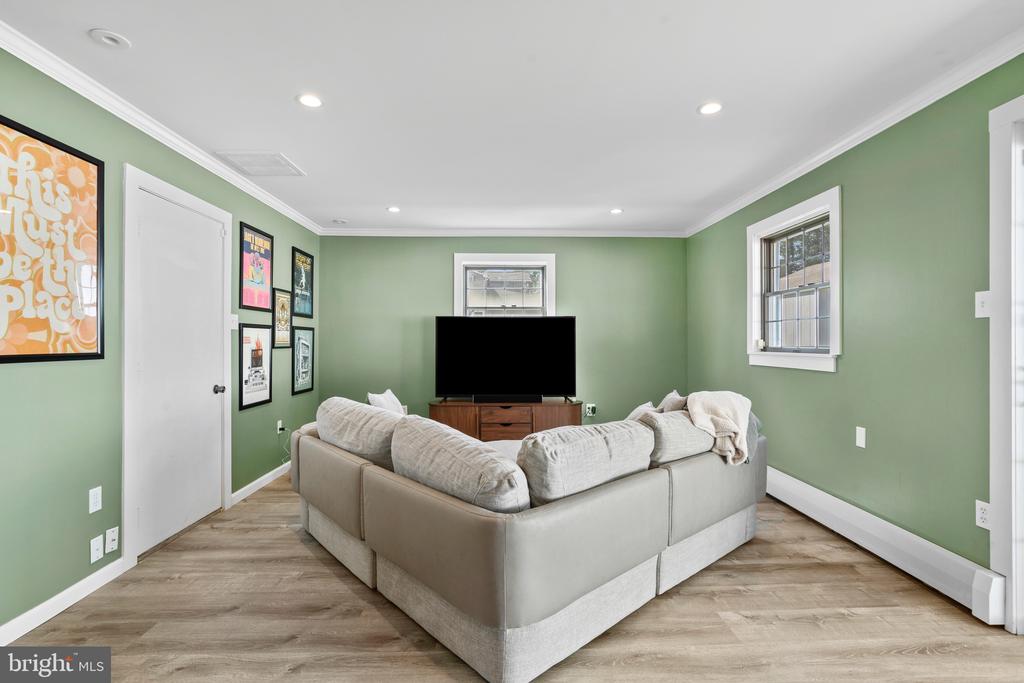 10 THISTLE ROAD