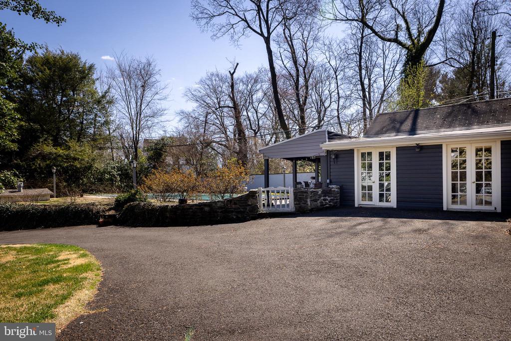 1610 CLOVERLY LANE