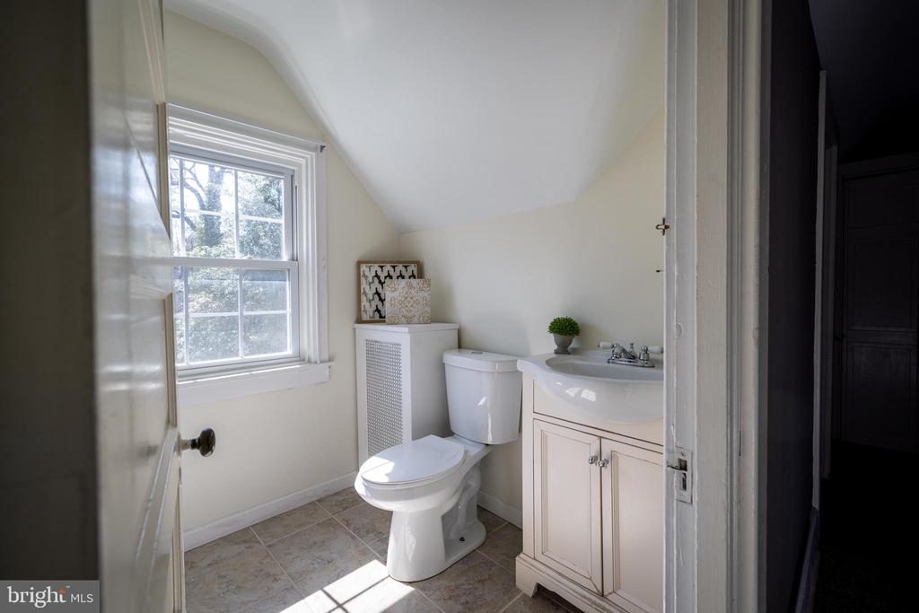 1610 CLOVERLY LANE