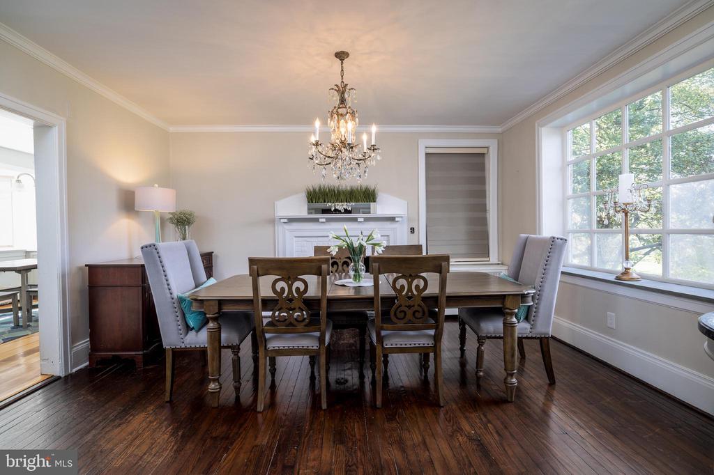 1610 CLOVERLY LANE