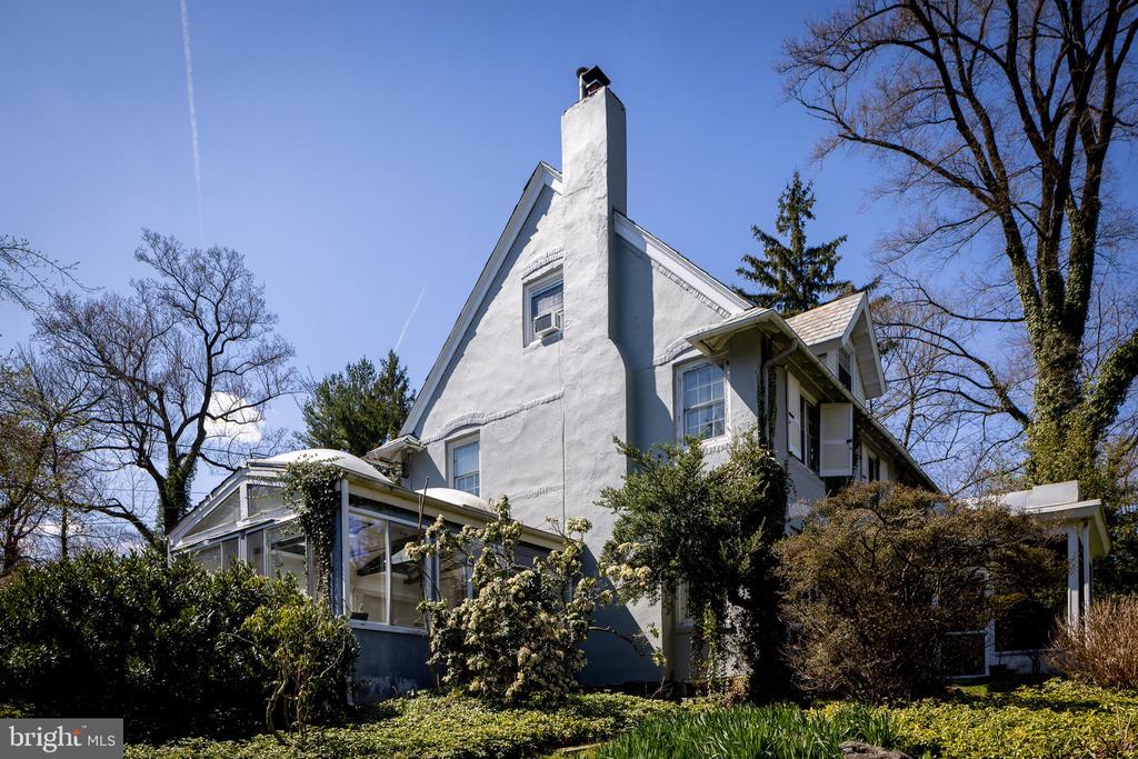 1610 CLOVERLY LANE
