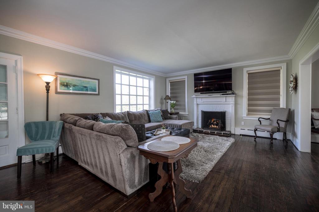 1610 CLOVERLY LANE