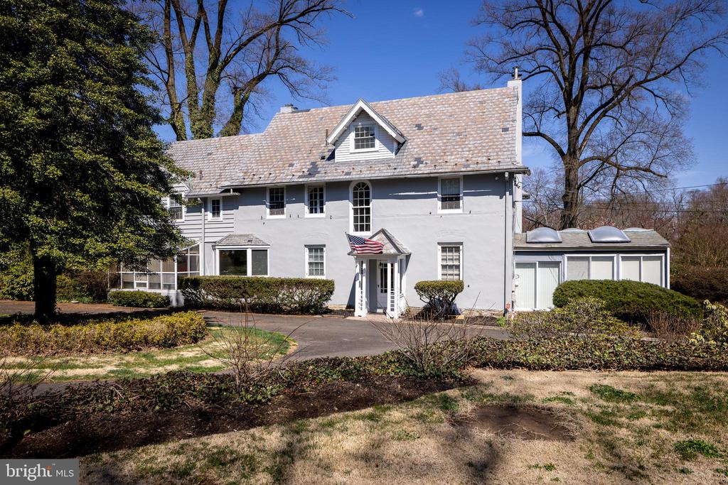 1610 CLOVERLY LANE