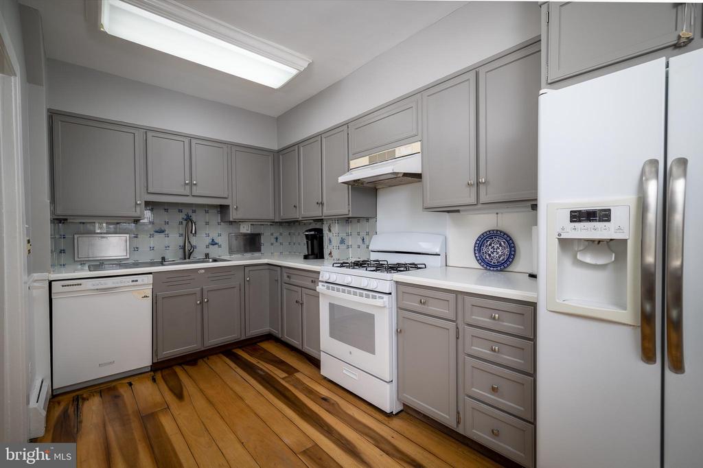 1610 CLOVERLY LANE