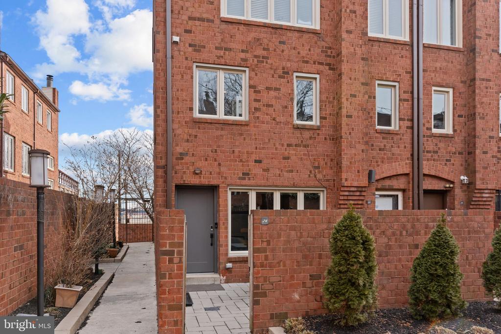 1 CHRISTIAN STREET Unit: 24L