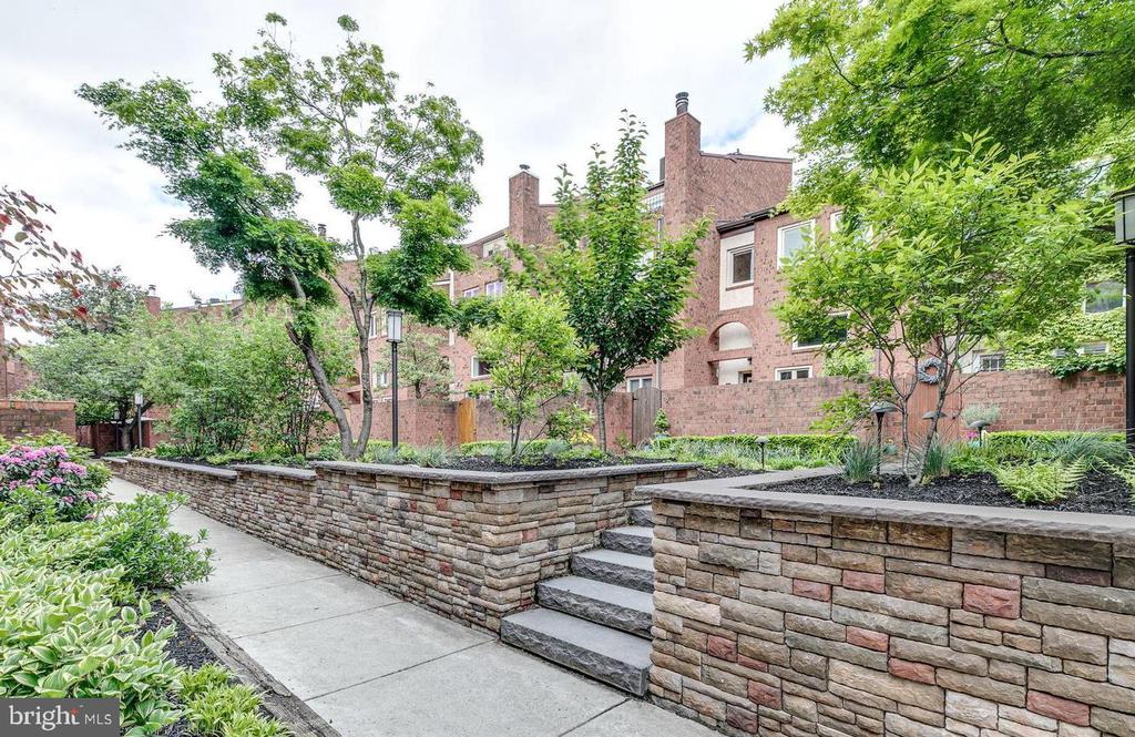 1 CHRISTIAN STREET Unit: 24L