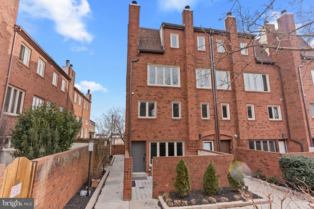 1 CHRISTIAN STREET Unit: 24L