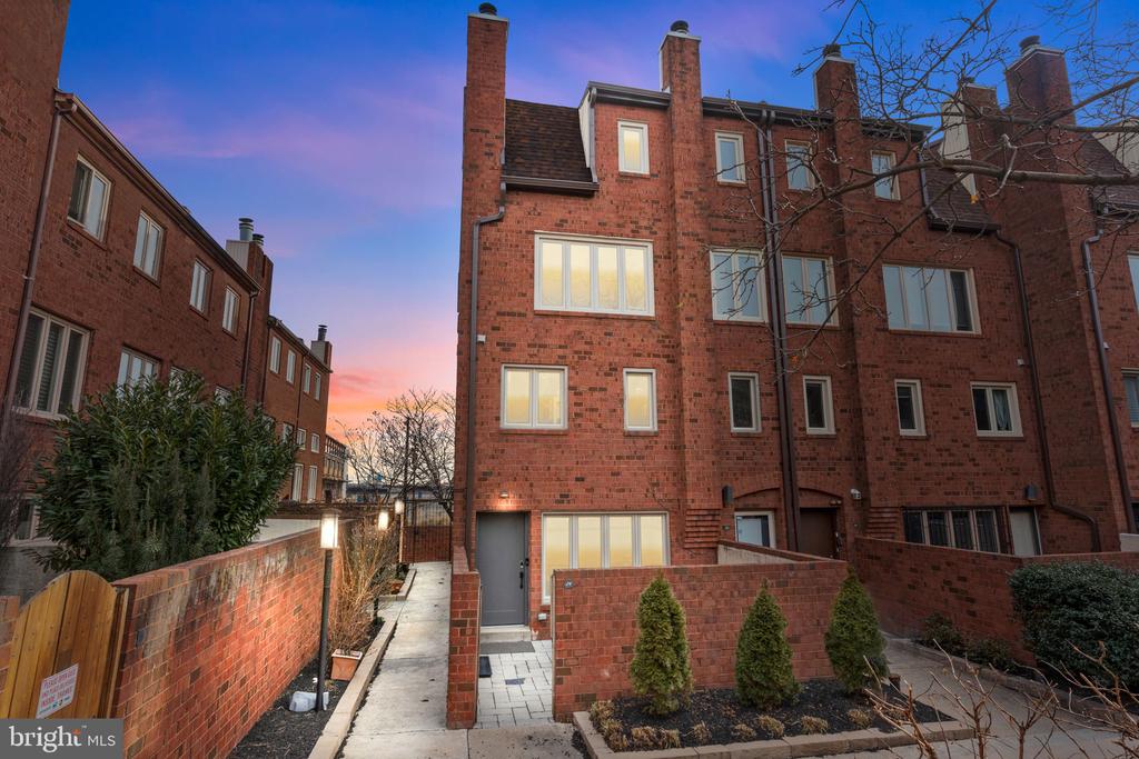 1 CHRISTIAN STREET Unit: 24L