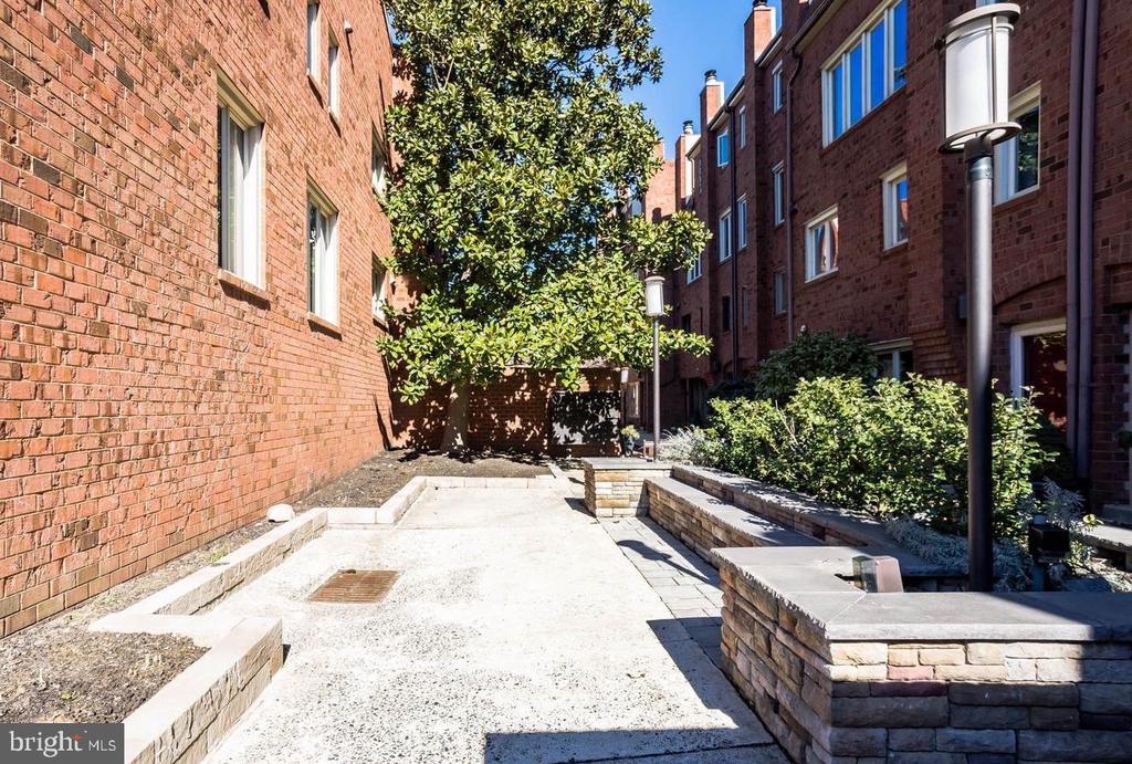 1 CHRISTIAN STREET Unit: 24L
