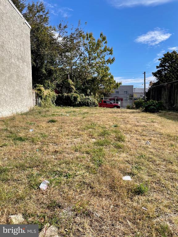 2307 N SMEDLEY STREET