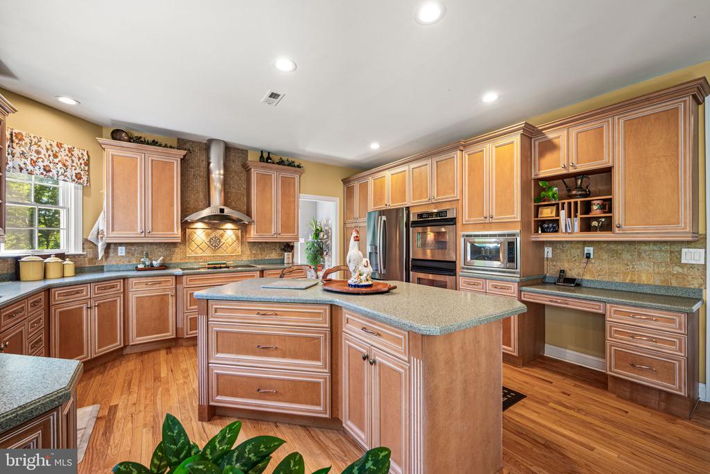 734 CORNELIA PLACE