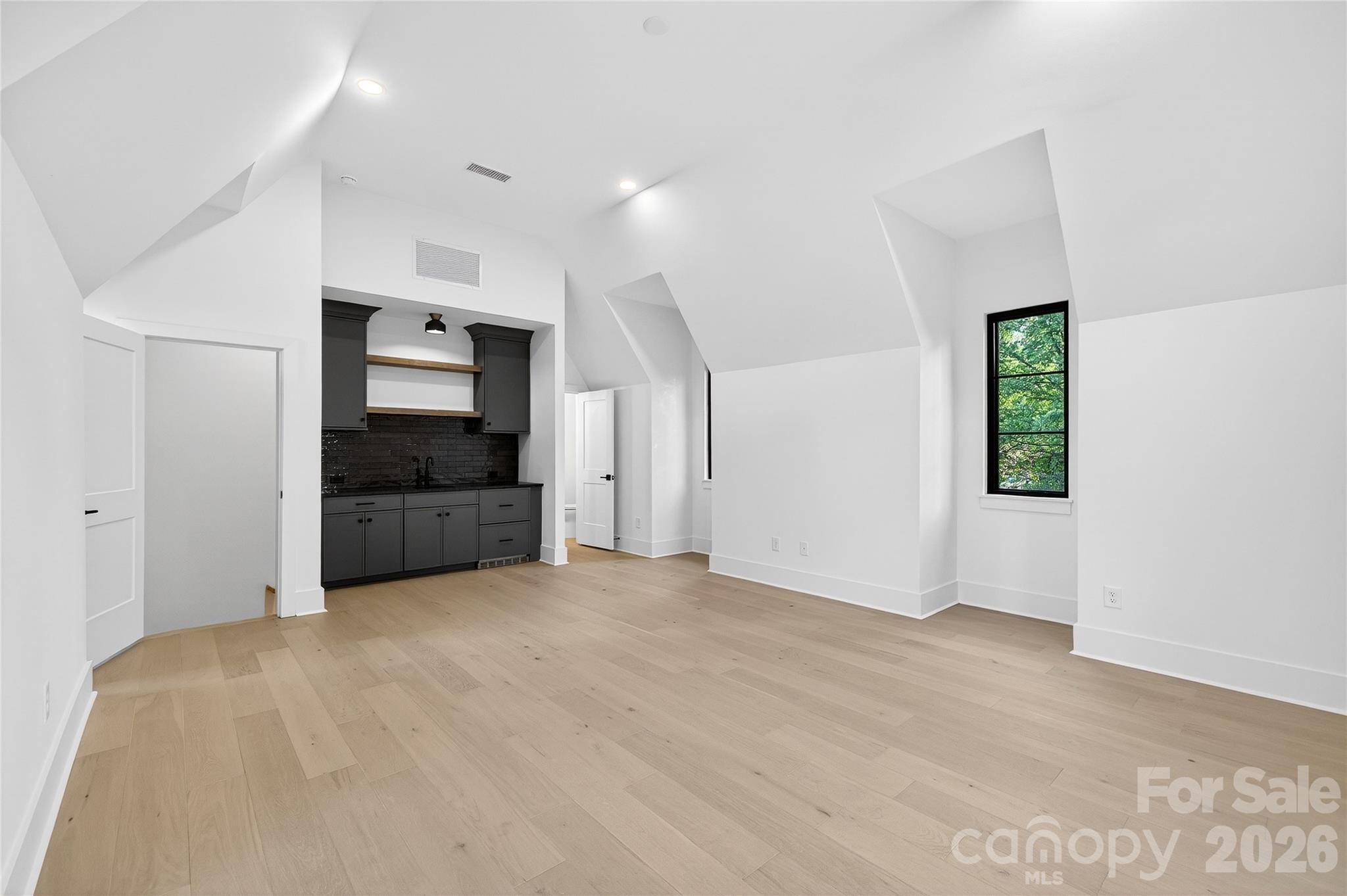 1209 Meadowood Lane