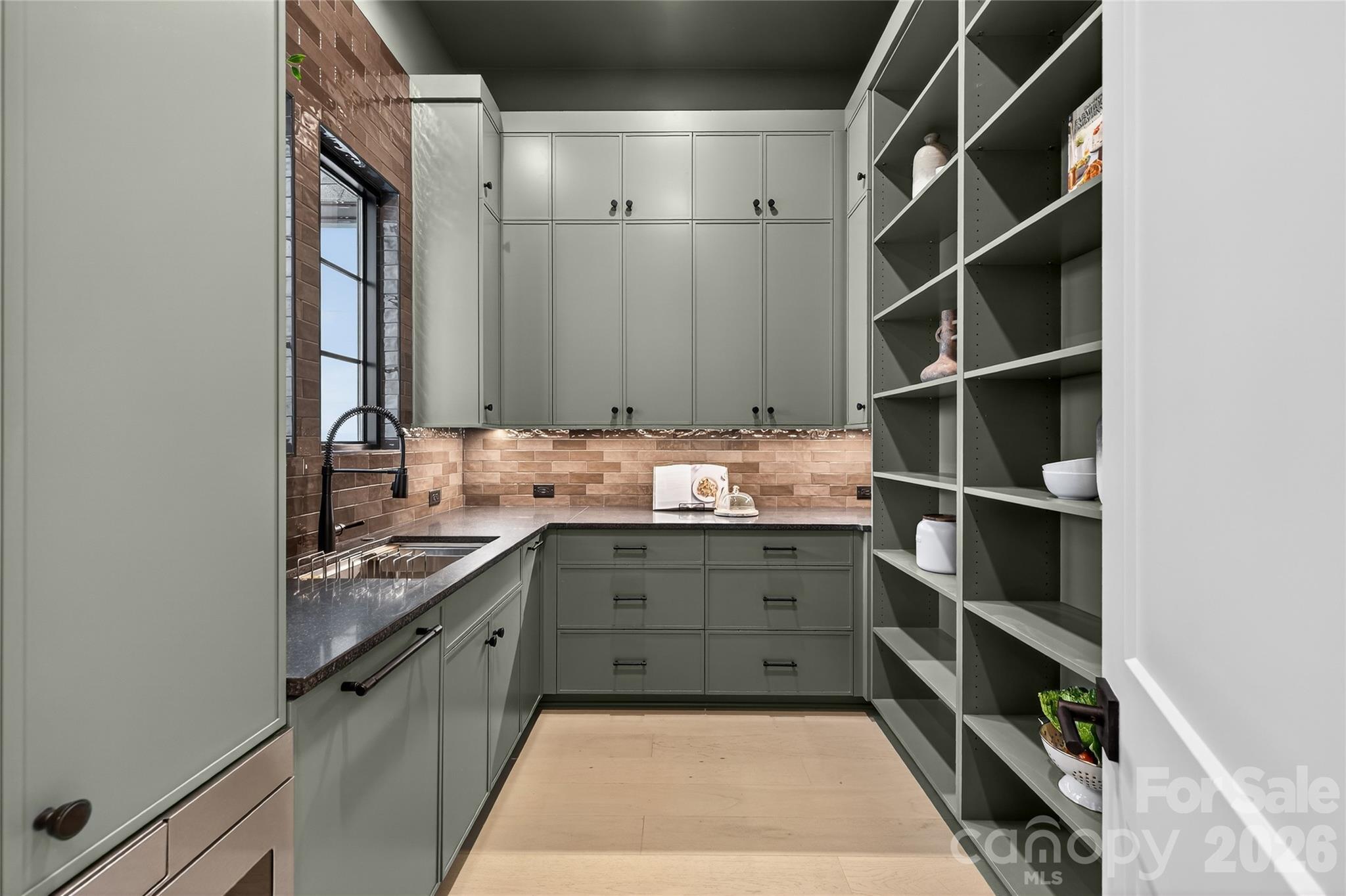 1209 Meadowood Lane