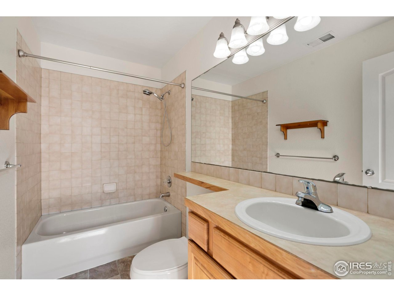 702 Cairnes Dr C-7