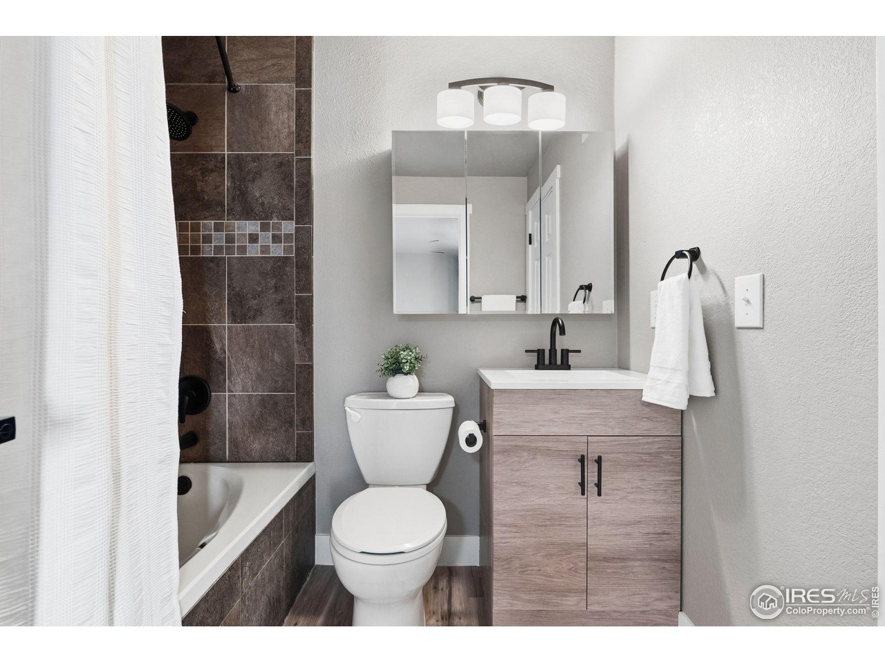 5620 W 80th Pl 66