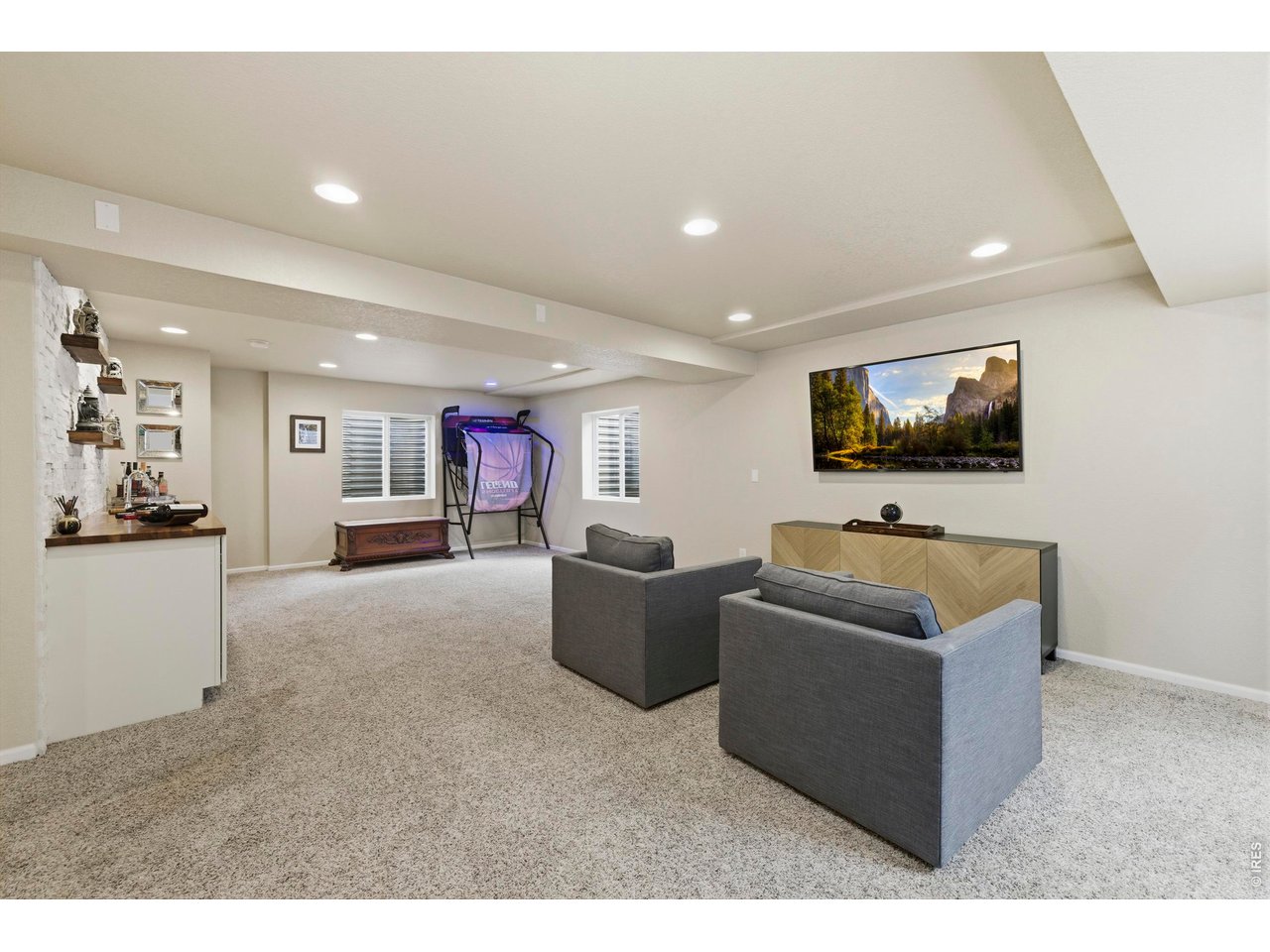 3738 Cosmos Ln