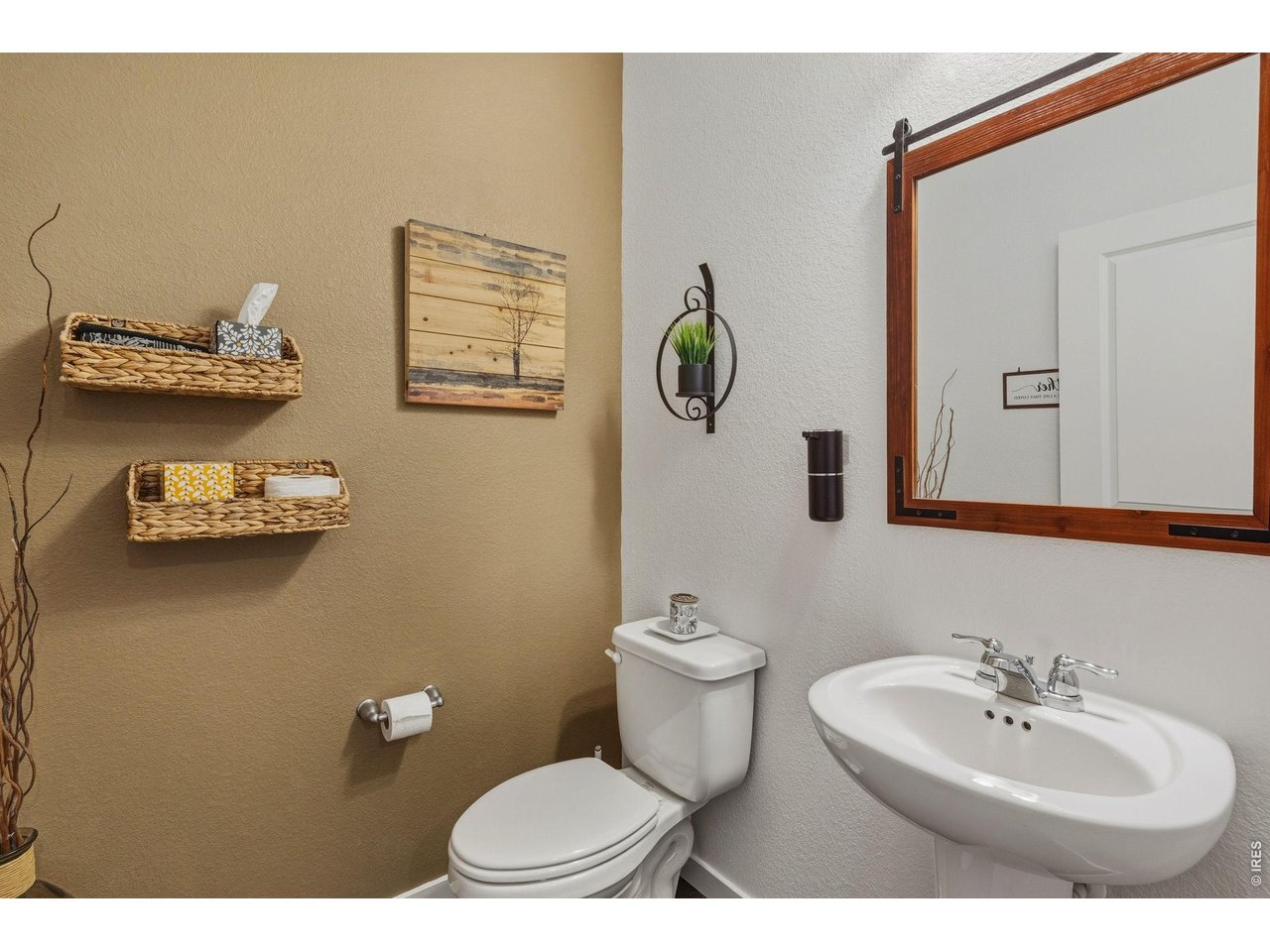 438 Bluebird Rd