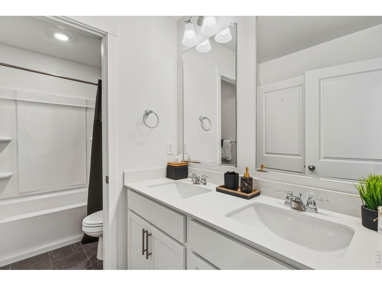 438 Bluebird Rd